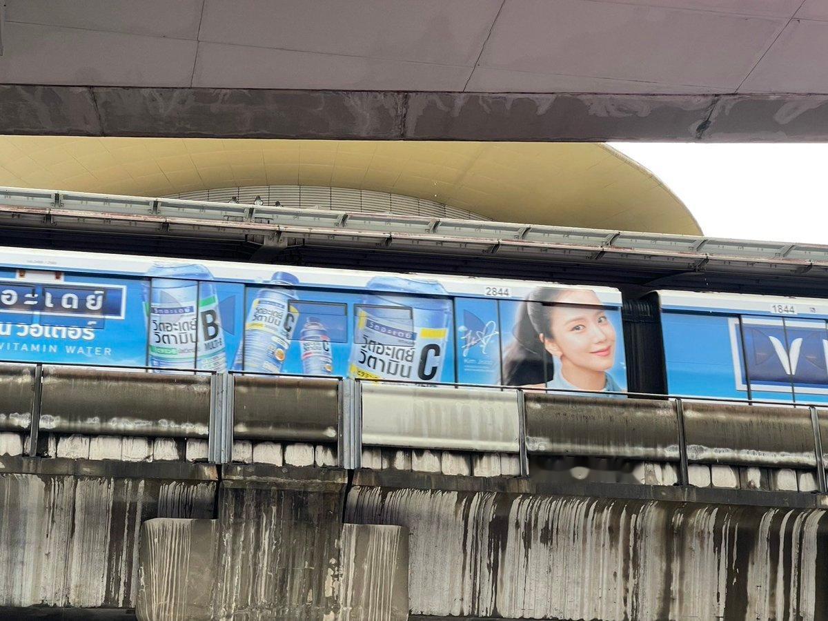 kimjisoo  整个列车都是智秀呀📍泰国曼谷BTS天铁列车金智秀vitad