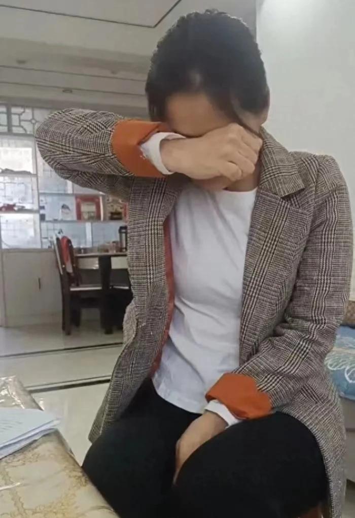 河南周口，女子的丈夫留下了10万元，女子将其存入银行。一年定期到了，女子去银行取