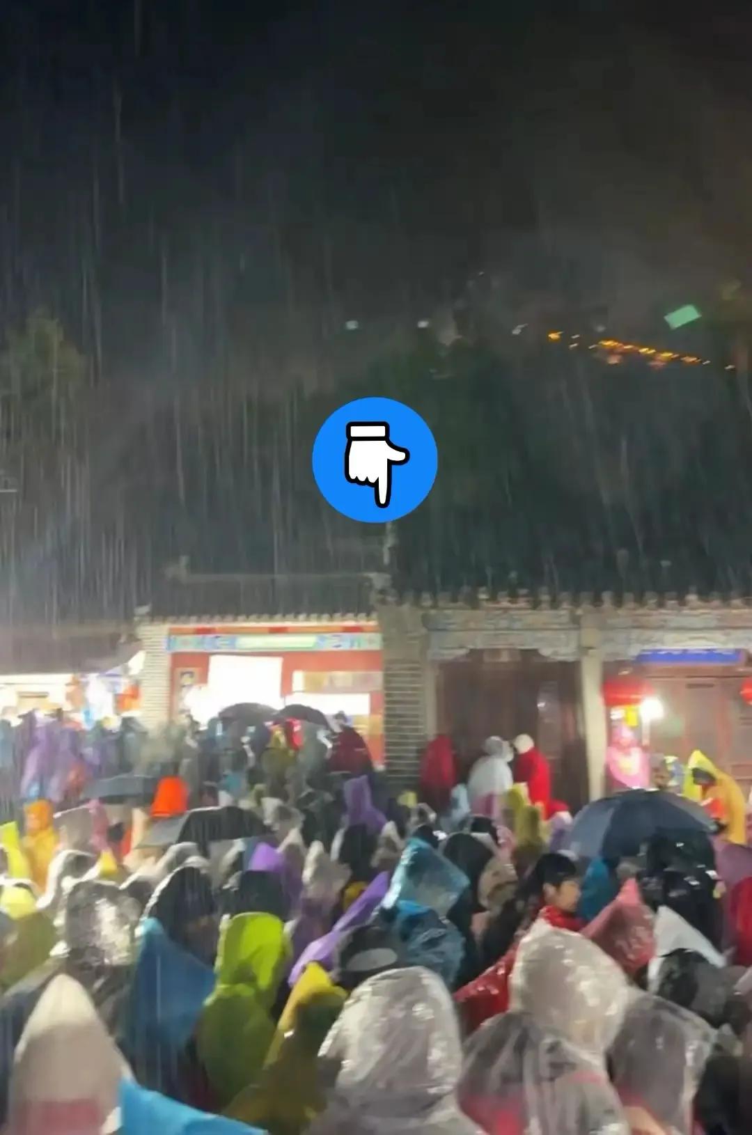 泰山景区也是惊着了，今天发了一个通告，用了“迎战”二字，并且于强对流天气来临前，