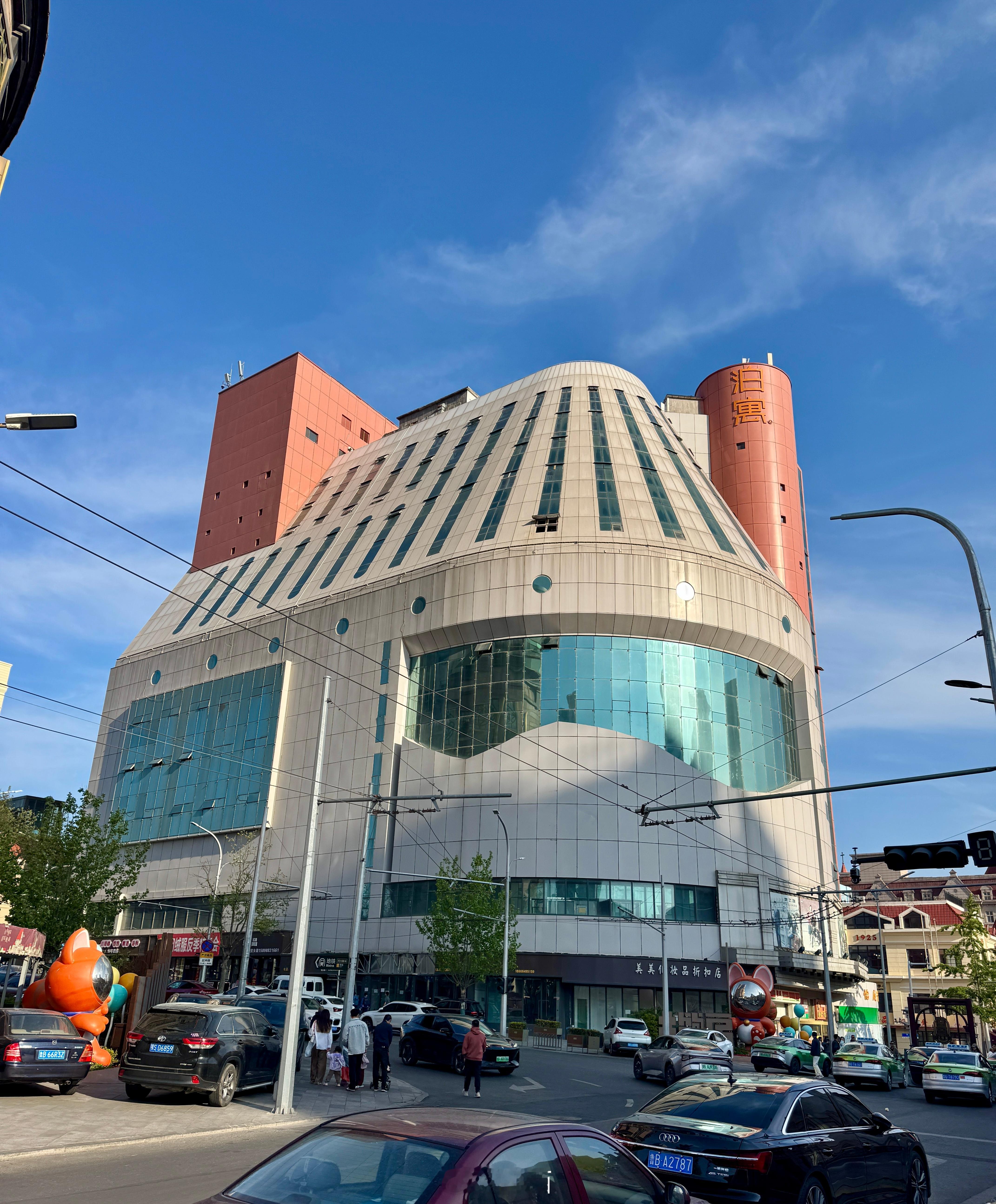 很想把这个建筑改造成胶佬天堂， 我甚至还发给Ray问他开不开店哈哈～ ​​​