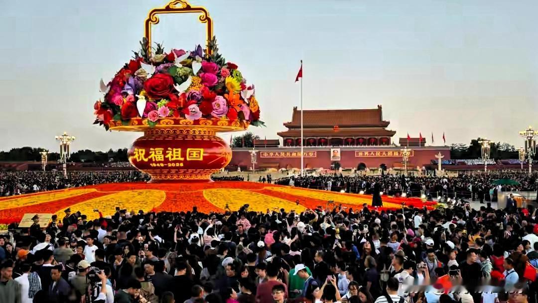 忘了演唱会吧！国庆节的天安门广场才是顶级流量现场。

五万“铁杆粉丝”通宵占座，