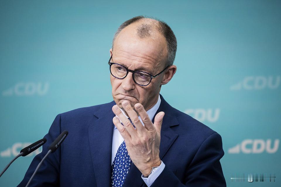 德国诉苦：美国干啥？我们永远最后一个才知情！
 
美国一边催欧洲扛防务，一边藏起