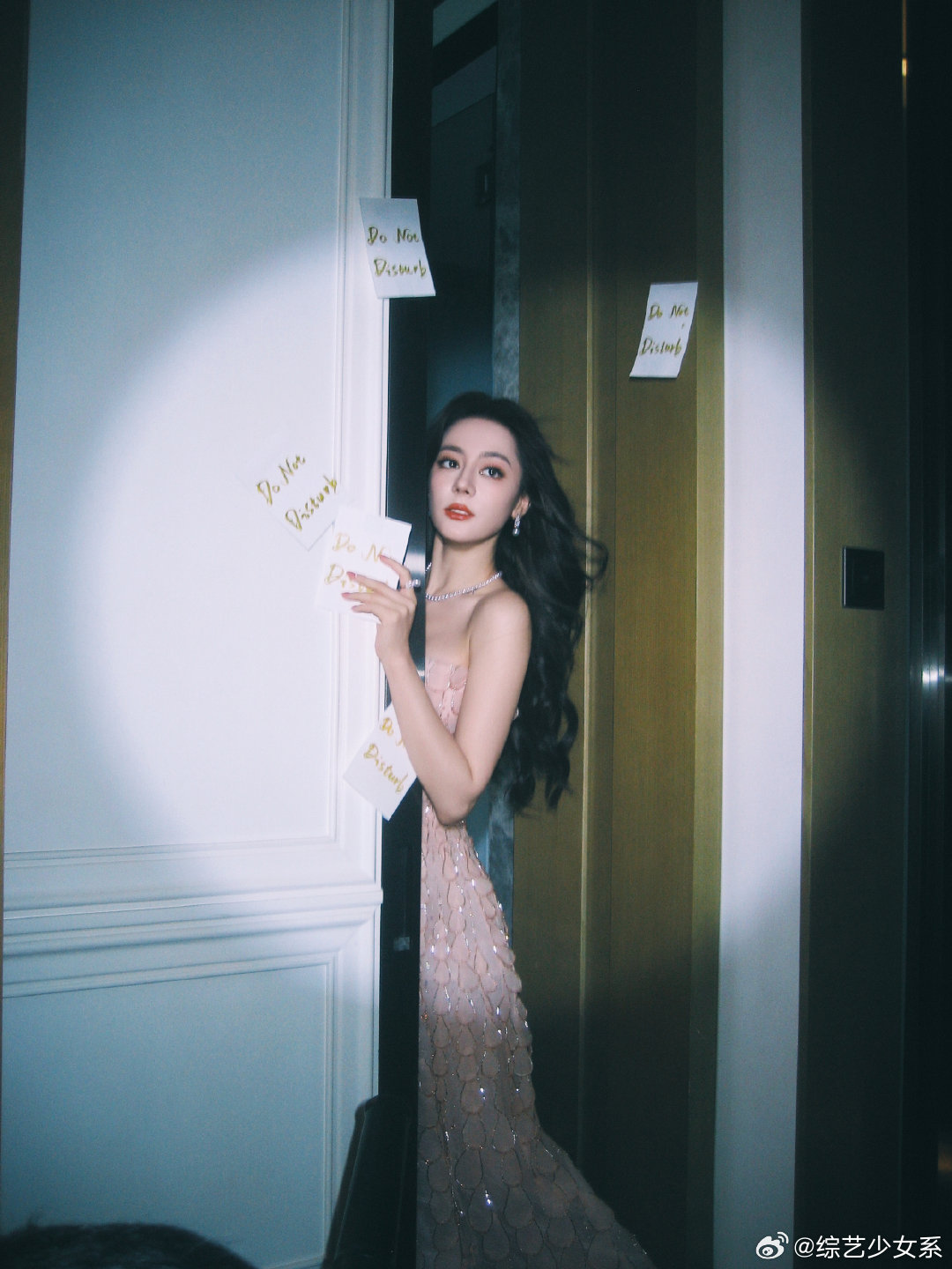 迪丽热巴手拿请勿打扰迪丽热巴客房请勿打扰 好美的姐姐 