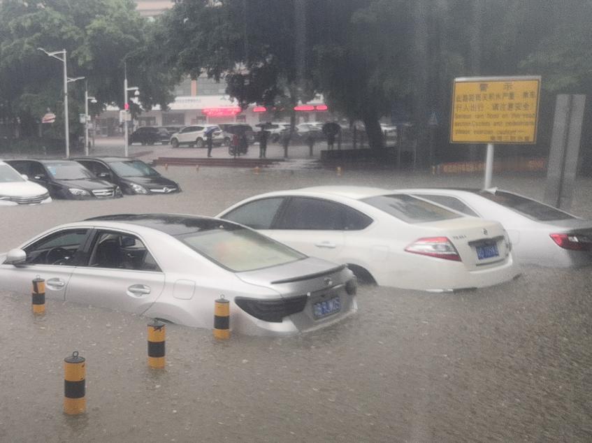 来自陌生人的善意！近日，深圳深夜特大暴雨，来深圳出差的李先生在深夜一点车被雨水泡