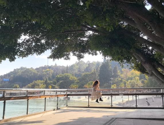 出来混，不仅身份是自己给的，台阶也得是自己给的。昨天白天，全球股市大跌，一片哀嚎