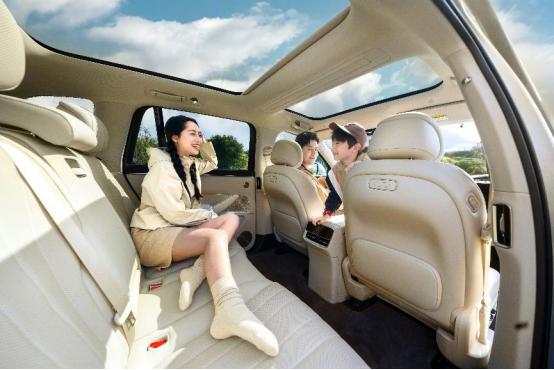 春游季看问界M8：把“全场景”做成家庭豪华的日常能力
每到春游踏青季，家庭用车的