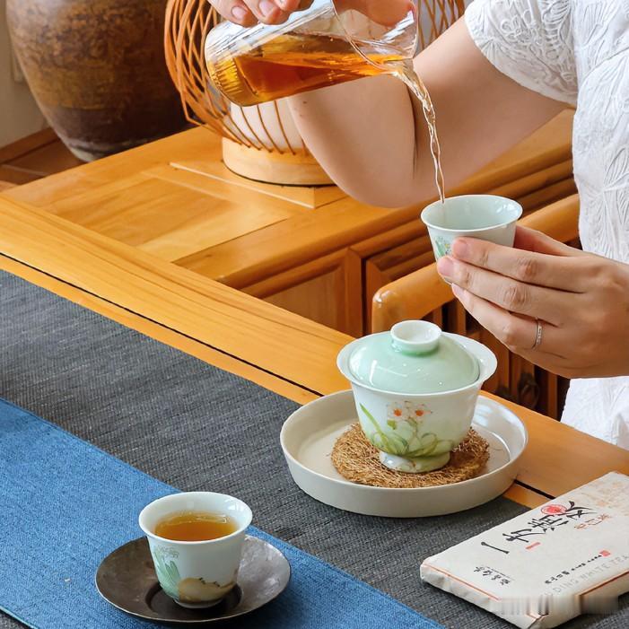 普洱茶的魅力有多大?

蝉声黏在窗上，地面蒸起热浪，空调的凉只停在皮肤表面，心里