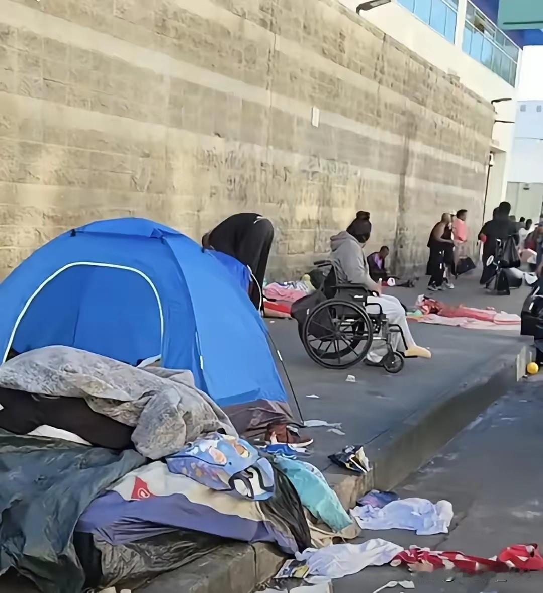 西方就死在私有制上了。

一百多年前，美国能在410天内建成帝国大厦，创造当时的