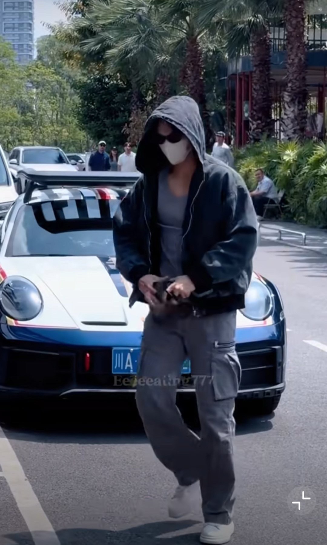 王星越开保时捷上班有品哎、是992 Dakar 