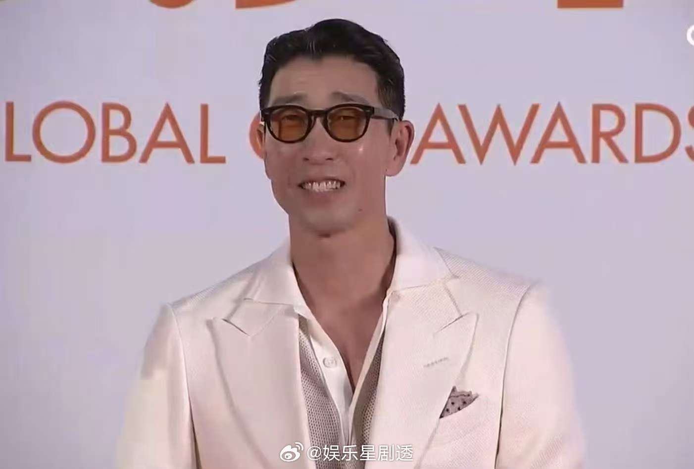 王千源亮相全球流媒体大奖 王千源凭《漂白》邓立钢提名最佳男配，白衣身姿挺拔。每个