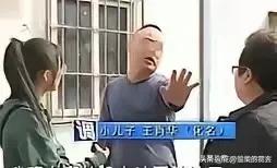 断臂男子独自赡养父母20年，为还外债卖掉老房子，谁知母亲偷偷给国外的3个儿女打电