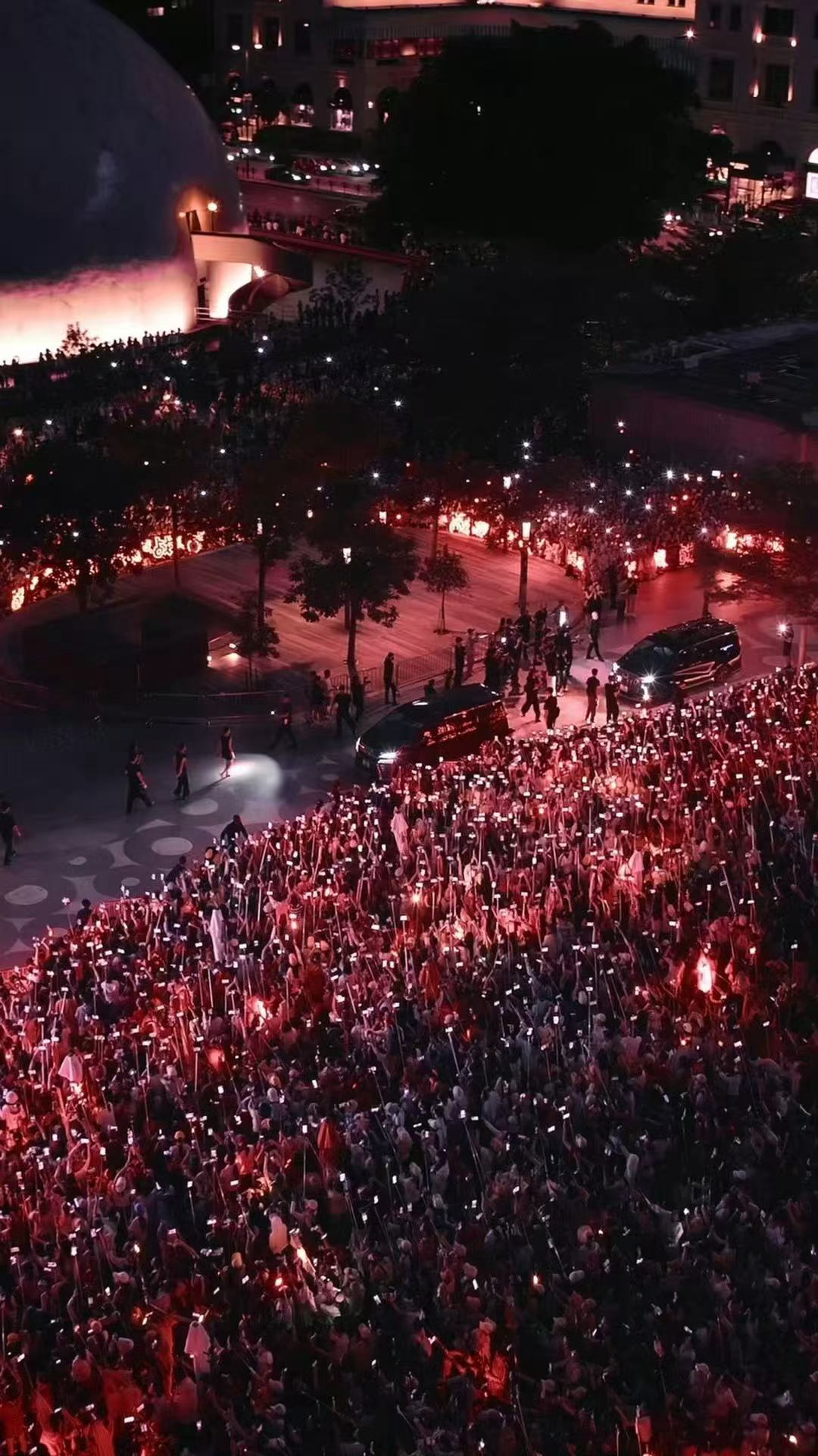 肖战[超话]YSL官方发的肖战香港活动xz日常见肖战 红得如此耀眼。​​​