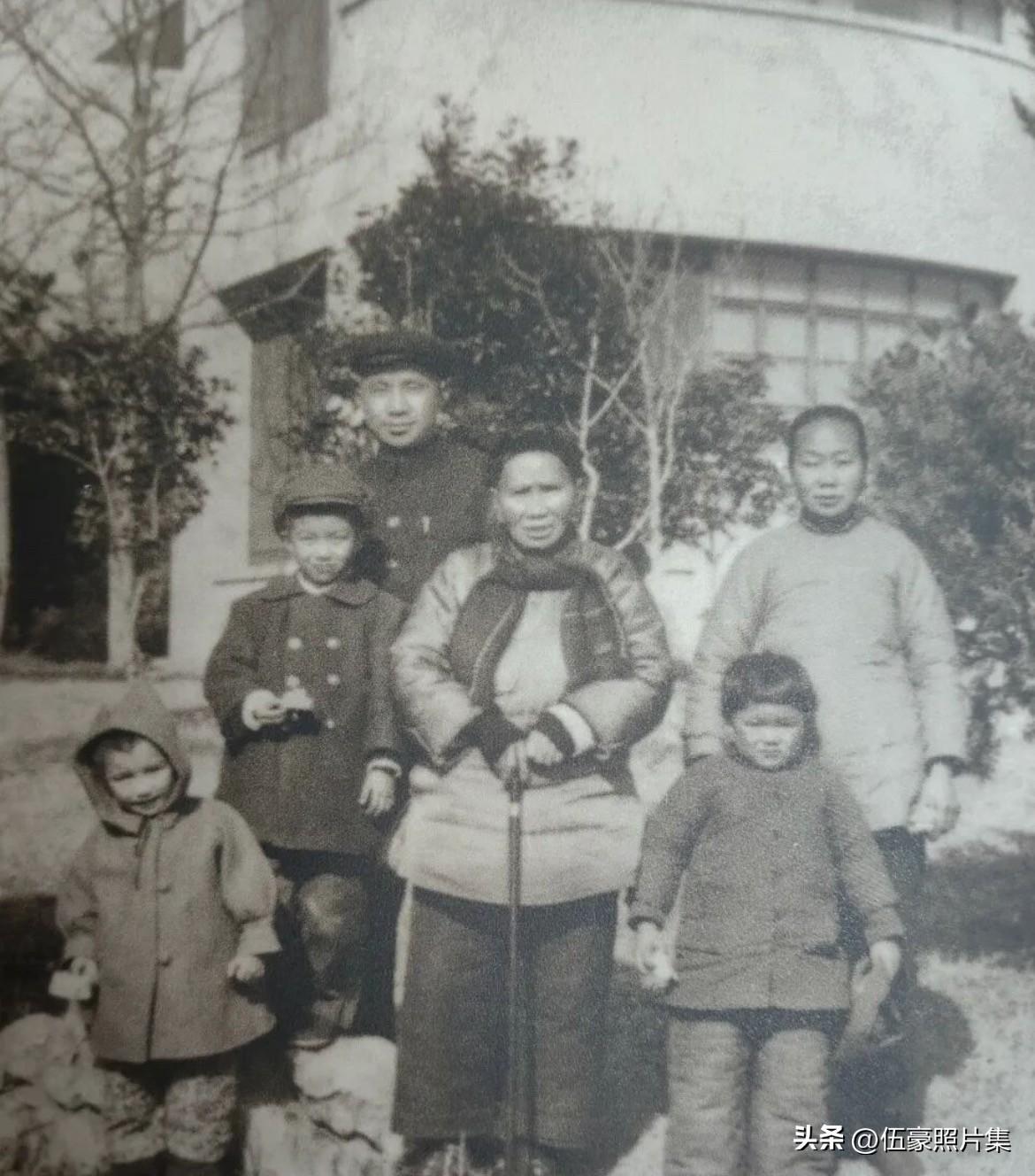 1951年，粟裕将军与母亲梁满妹等亲人合影。在解放后，票裕把分别24年的母亲梁满