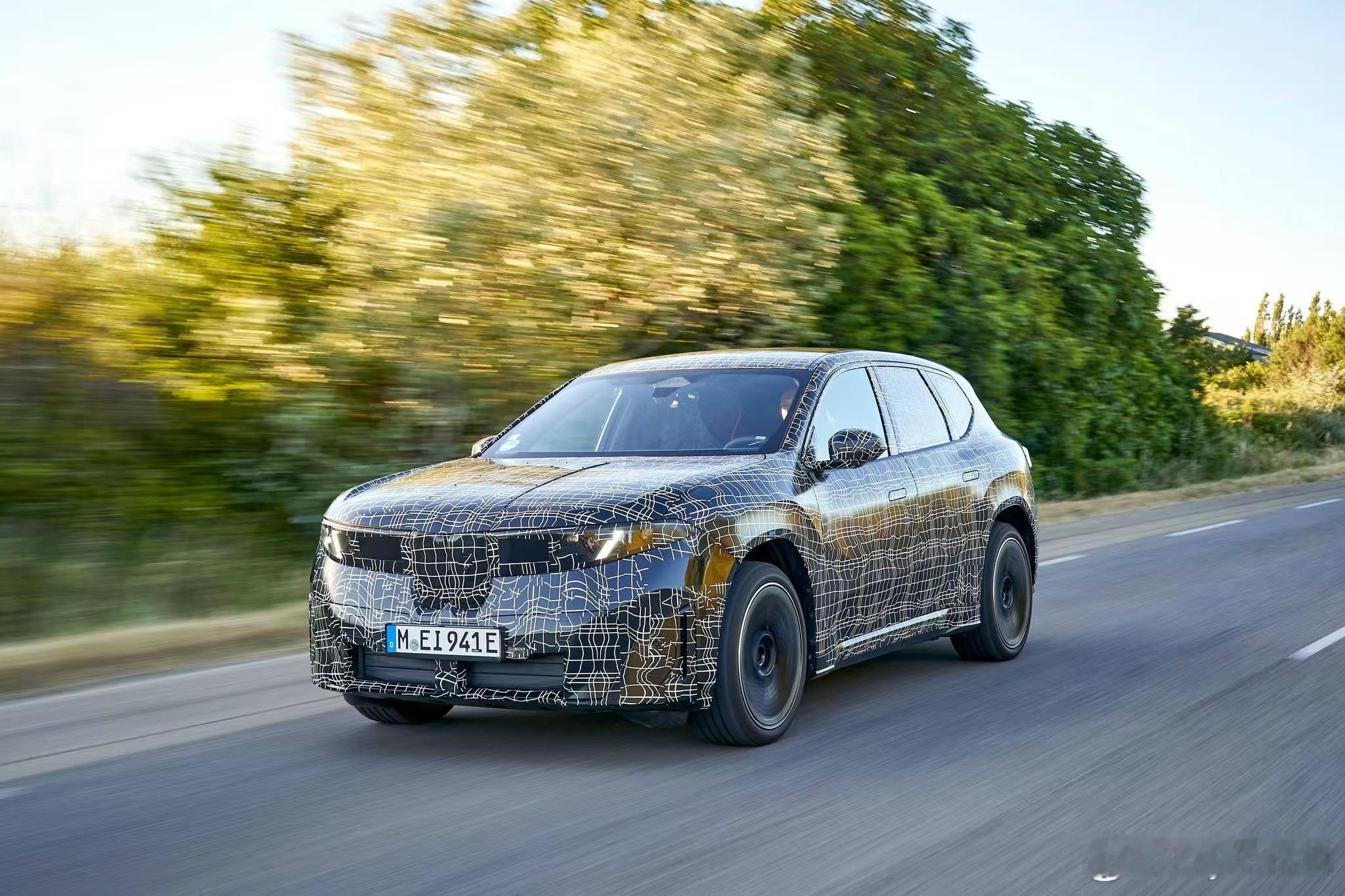 宝马新世代BMW iX3在法国南部宝马米拉马斯测试场亮相。这款专为中国市场打造的