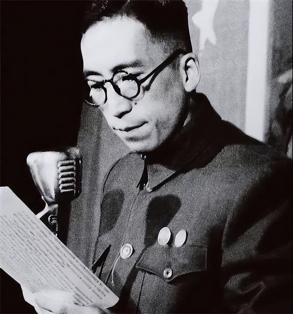 1949年5月，上海解放。财政局办公室里，一位身着旧西装的中年男子拉住解放军处长