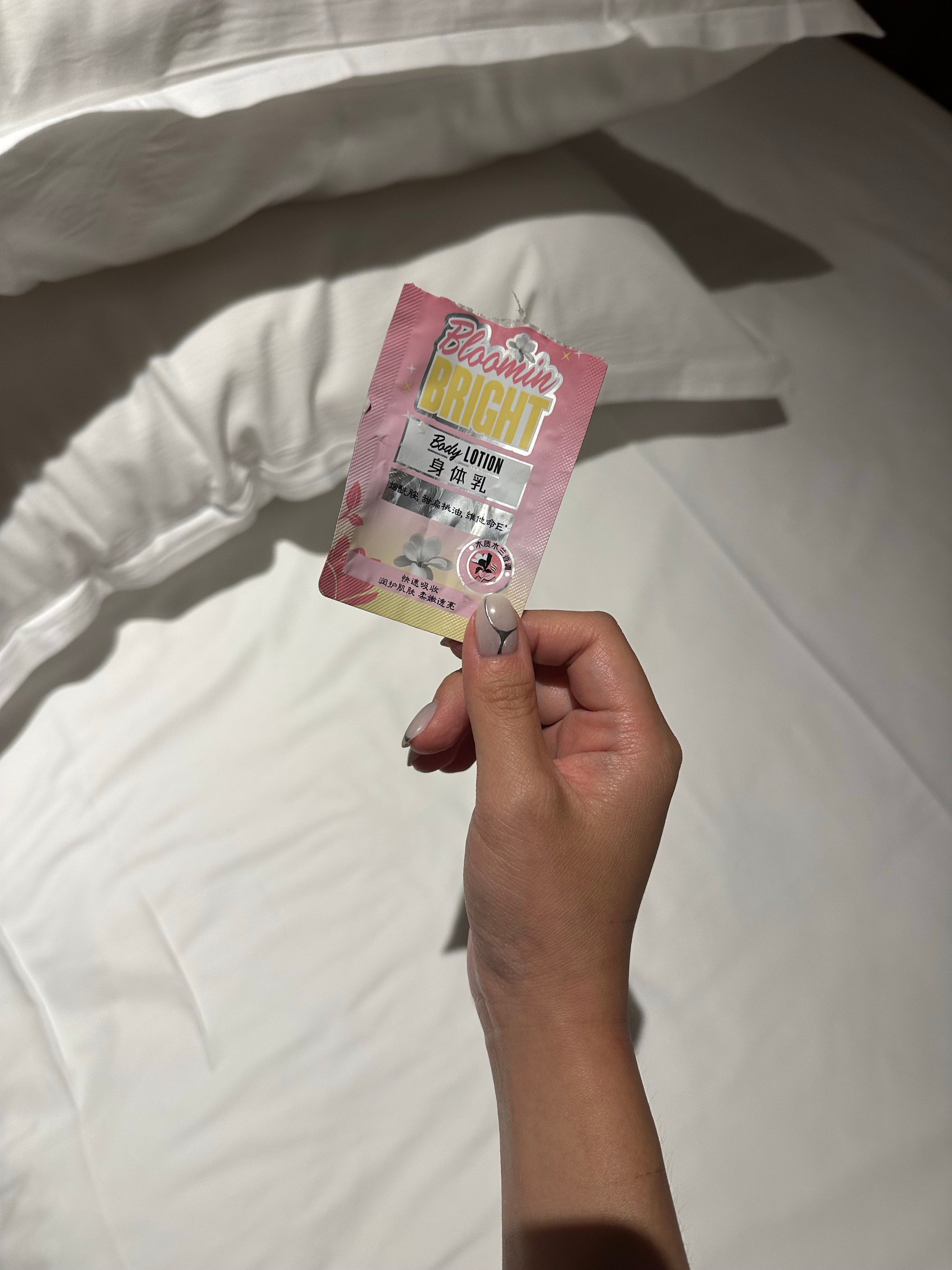 带了身体乳小样但明显低估了身体皮肤的面积[捂嘴哭]擦完两条腿就没了[捂嘴哭] ​