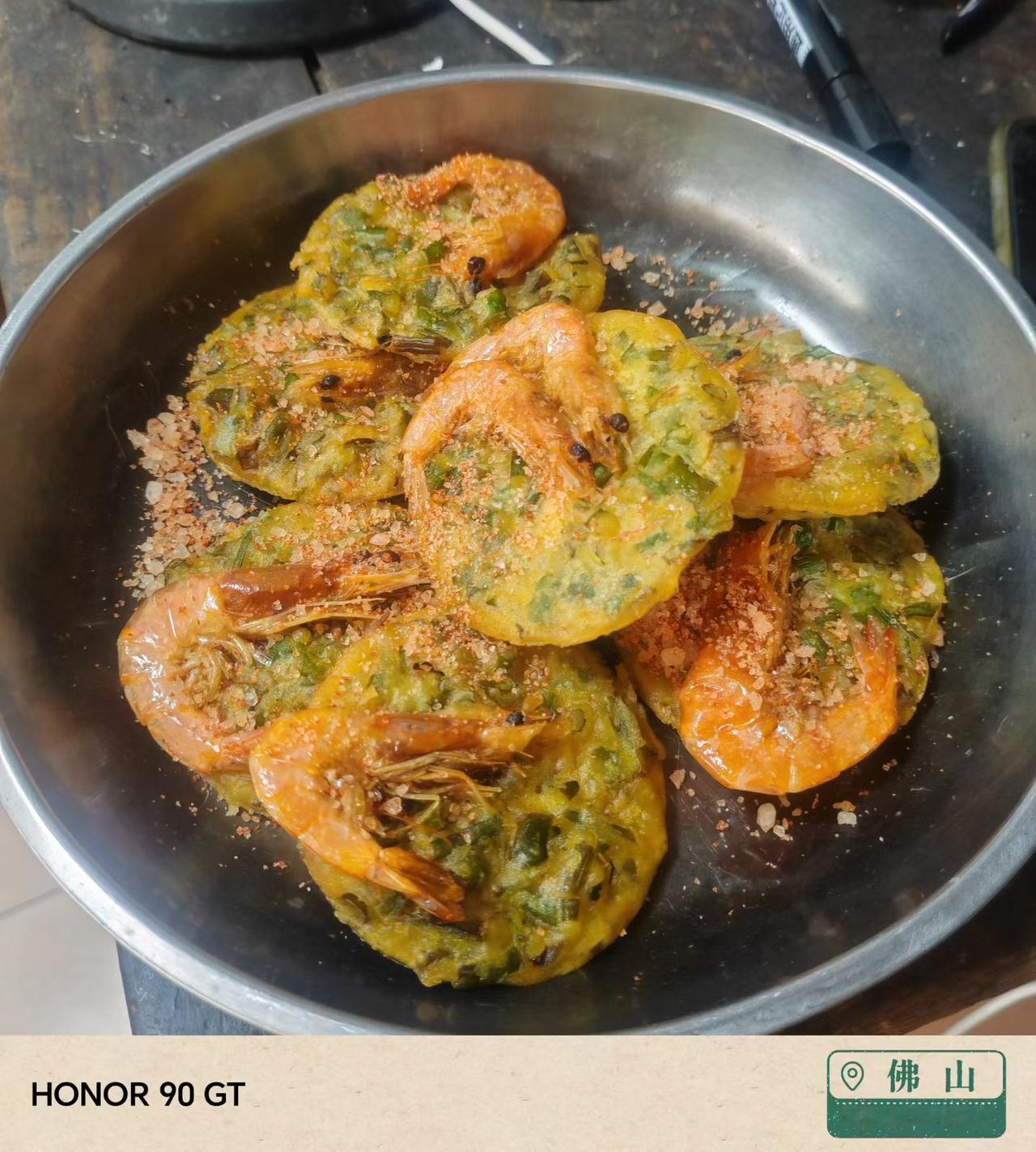 有一家品牌餐饮店，每月租金8000元。厨师和服务员一共8人，月工资大概32000