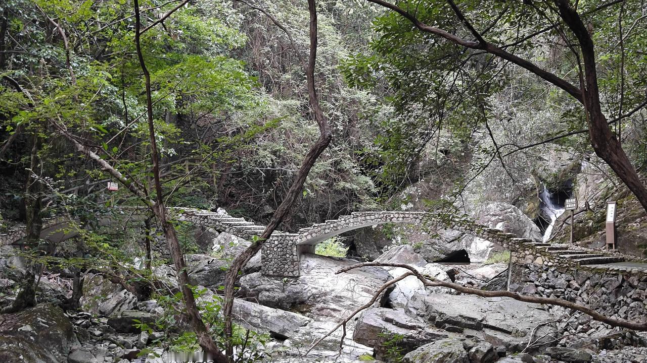 《楠溪江景》



楠溪江水碧如玉，两岸青山翠似烟。

渔舟唱晚归帆远，白鹭飞来