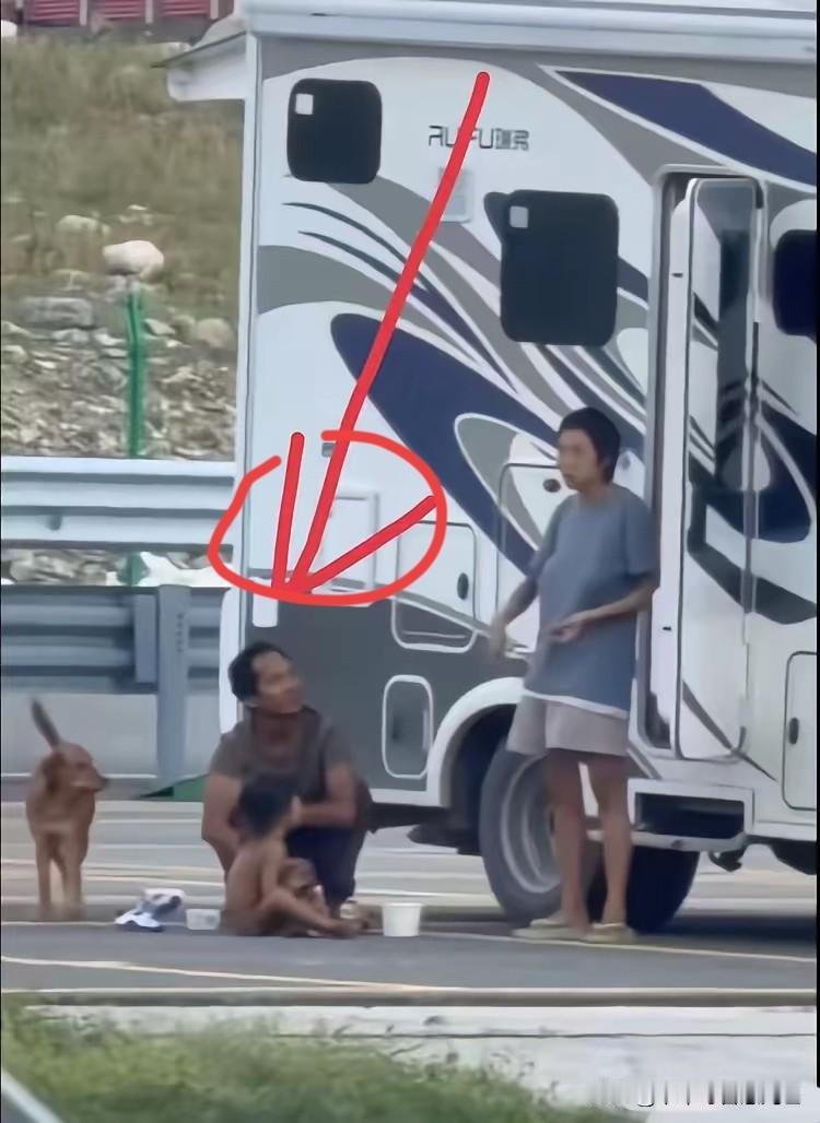 你敢信吗？一个大学毕业的狗场老板，老婆还是研究生学历，家里俩孩子却活得像“野人”