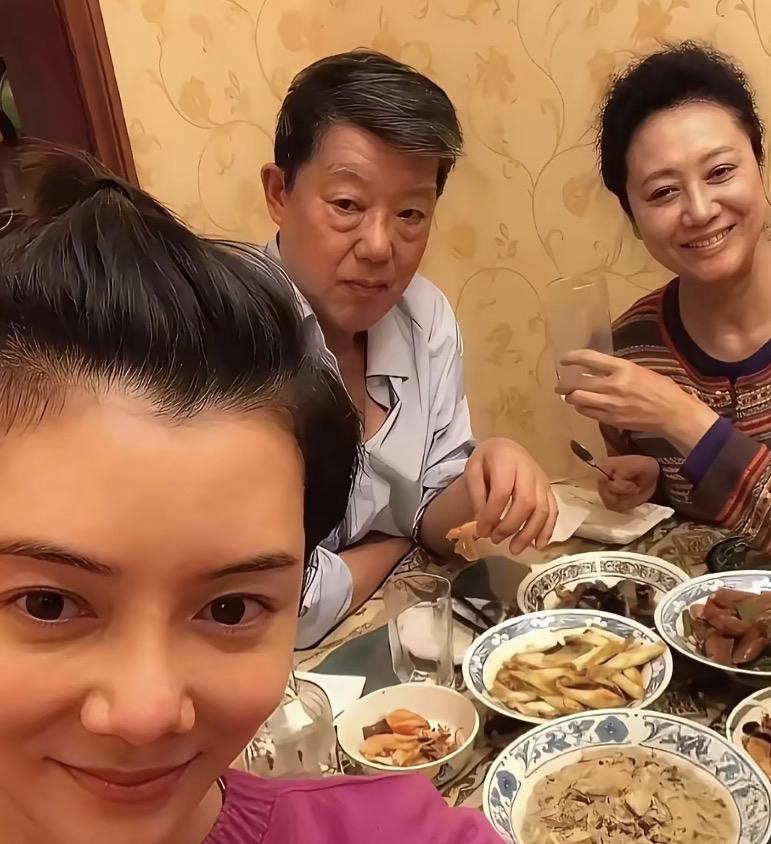车晓爸妈离了二十六年，今年王丽云过生日，车晓彤还是跟车晓一块儿上门。

一家三口