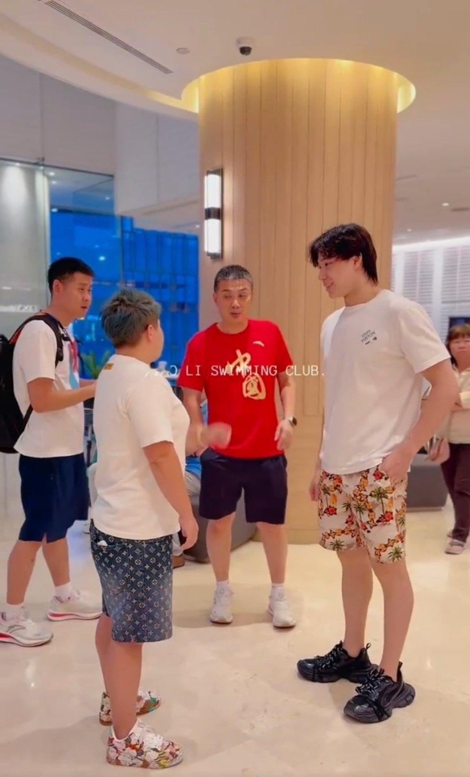 今天🐸🦋乐帝淼参加新加坡的儿童游泳俱乐部交流活动[给你小心心]教练们也都在。