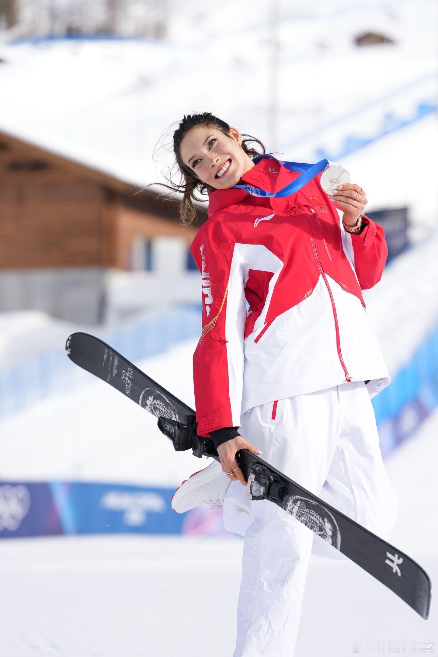 谷爱凌回应特朗普大骂冬奥运动员米兰冬奥现场，特朗普发文痛骂美国滑雪选手赫斯，谷爱