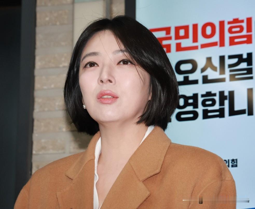 2月11日，韩国国民力量党中央伦理委员会传唤亲韩东勋派系的首尔市党委员长裵现镇，