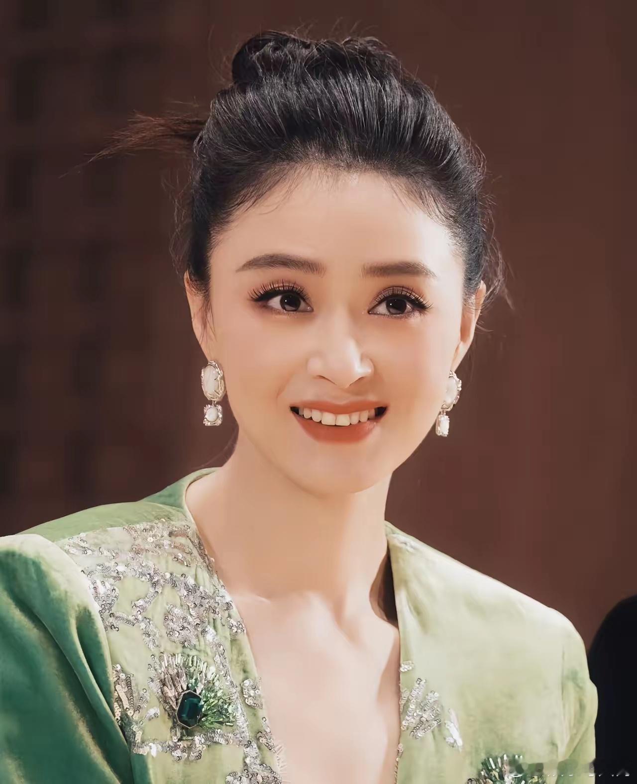 韩红一语道破天机，蒋欣在演艺奖项上会处于长期“陪跑”状态出道36年，9部热播剧，