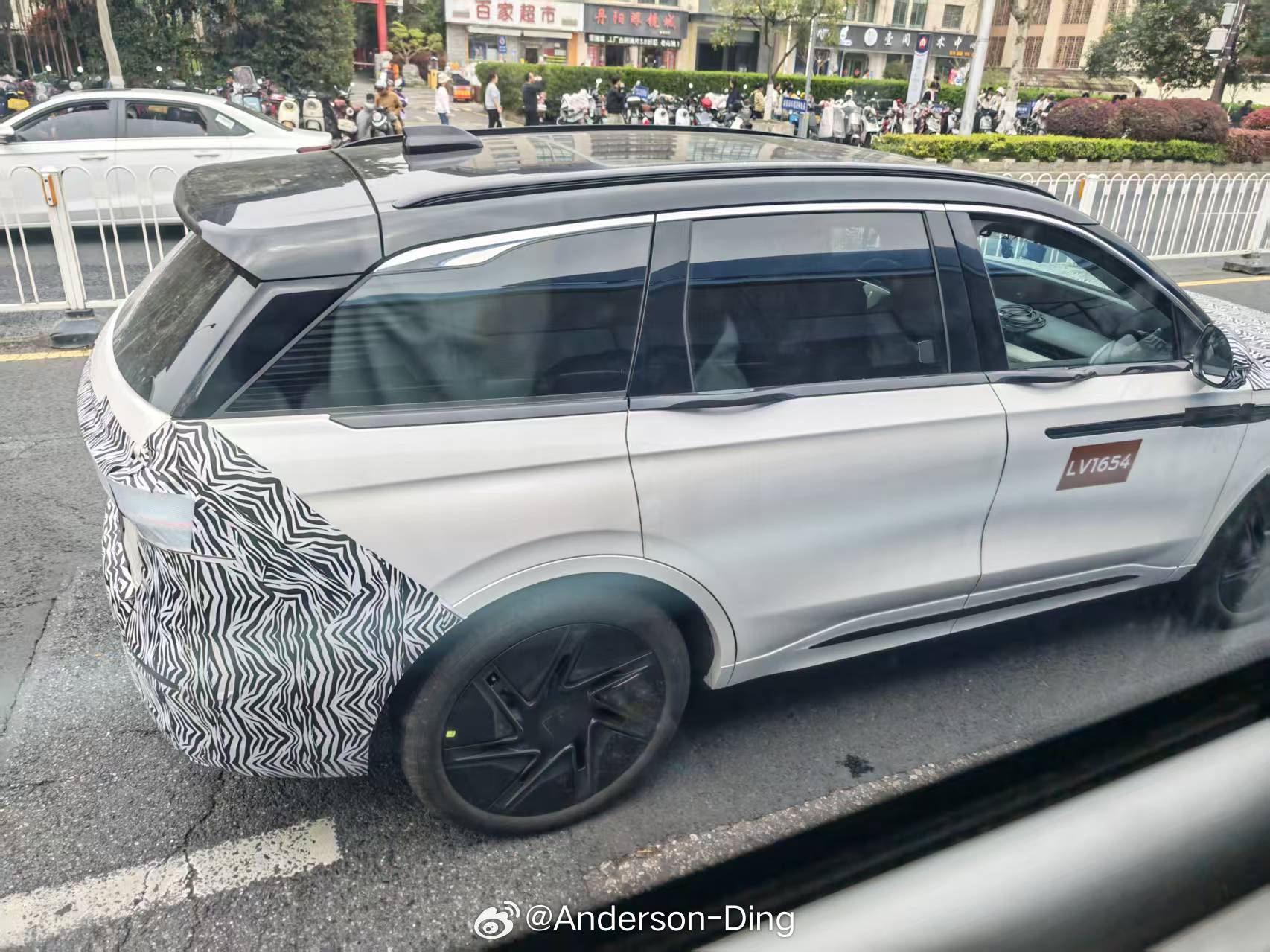 Bro发来一张谍照，仔细一看是新款林肯航海家的测试车，最明显的特征是门把手改成了