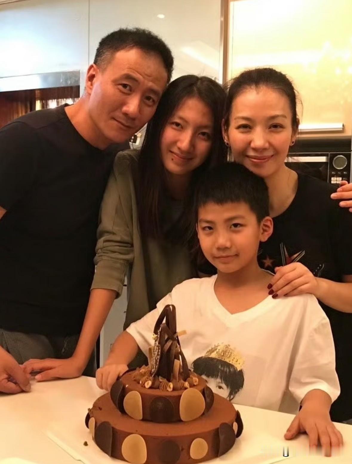 这是胡军与妻子卢芳及儿子康康九、女儿九九的一张非常温馨的全家福。儿子像父亲，女儿