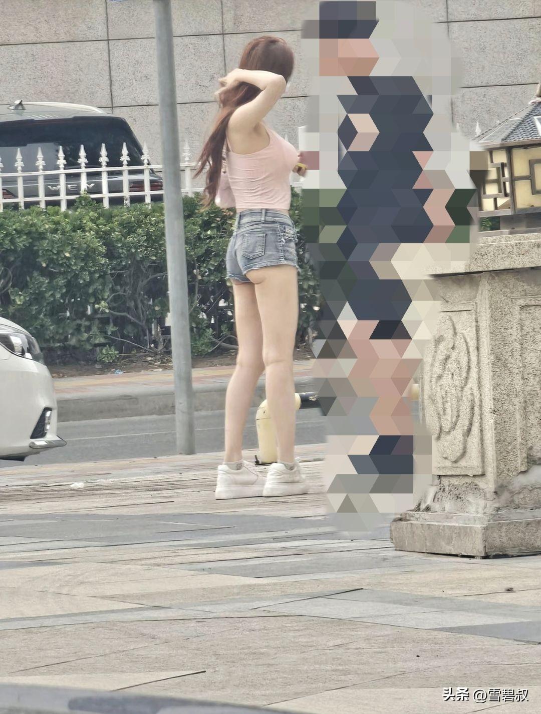 小李去相亲
女方问他有什么爱好
小李说：“我喜欢看书。” 
女方又问：“喜欢看什