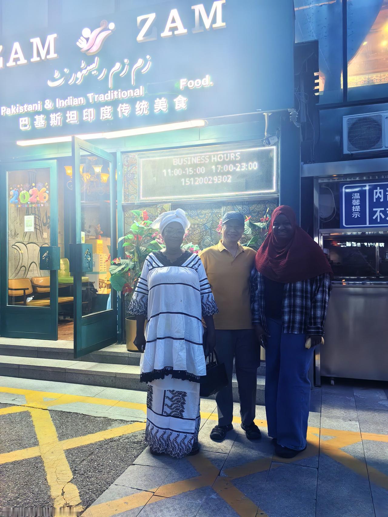 晚散步路过小区附近印度巴基斯坦传统美食餐厅，遇俩国际美女必须合影！据说此俩国合作