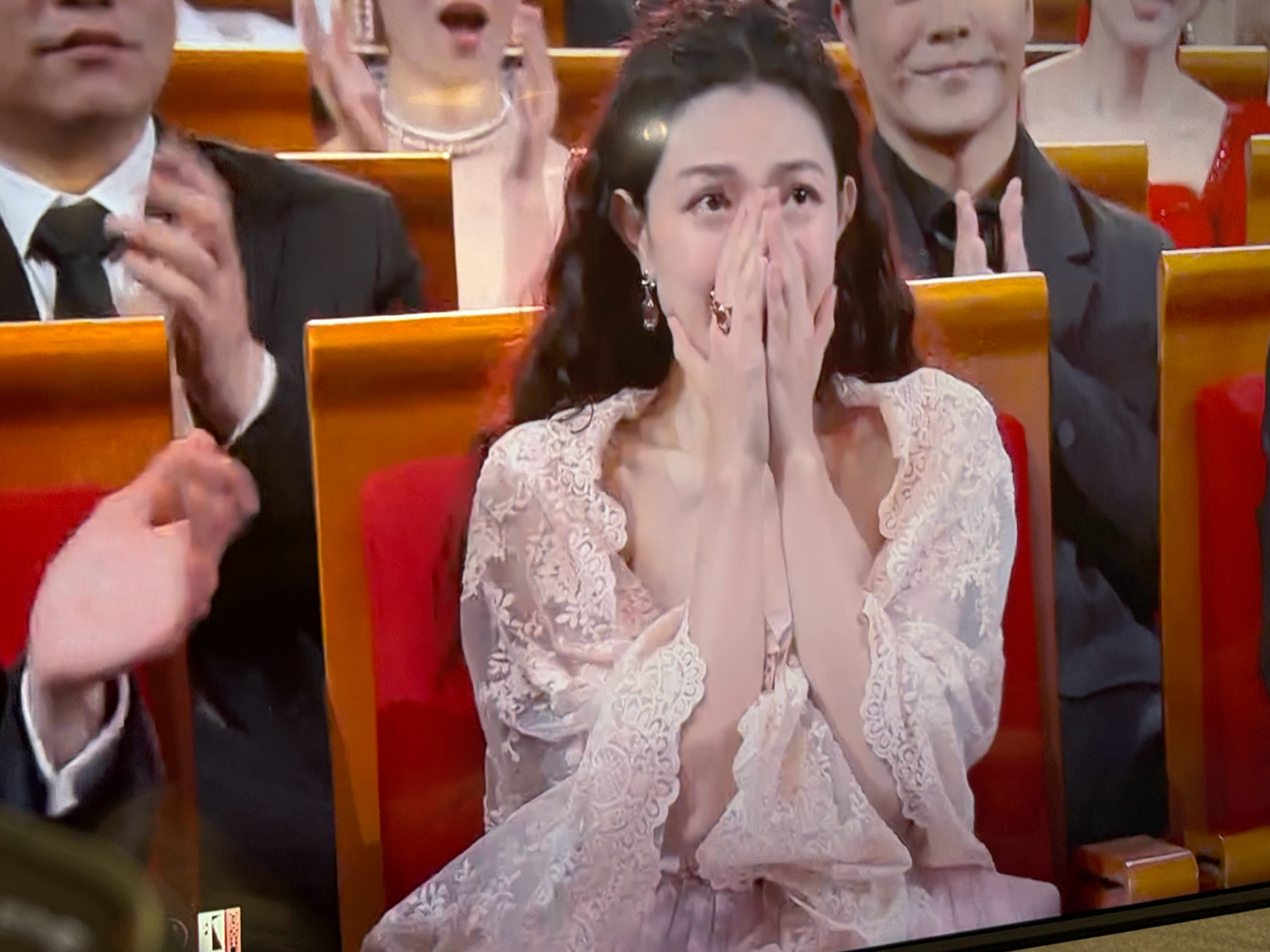 钟楚曦拿到了金鸡奖最佳女配角，这下子谁还说她咖位不够？能不能站C位了？回答我