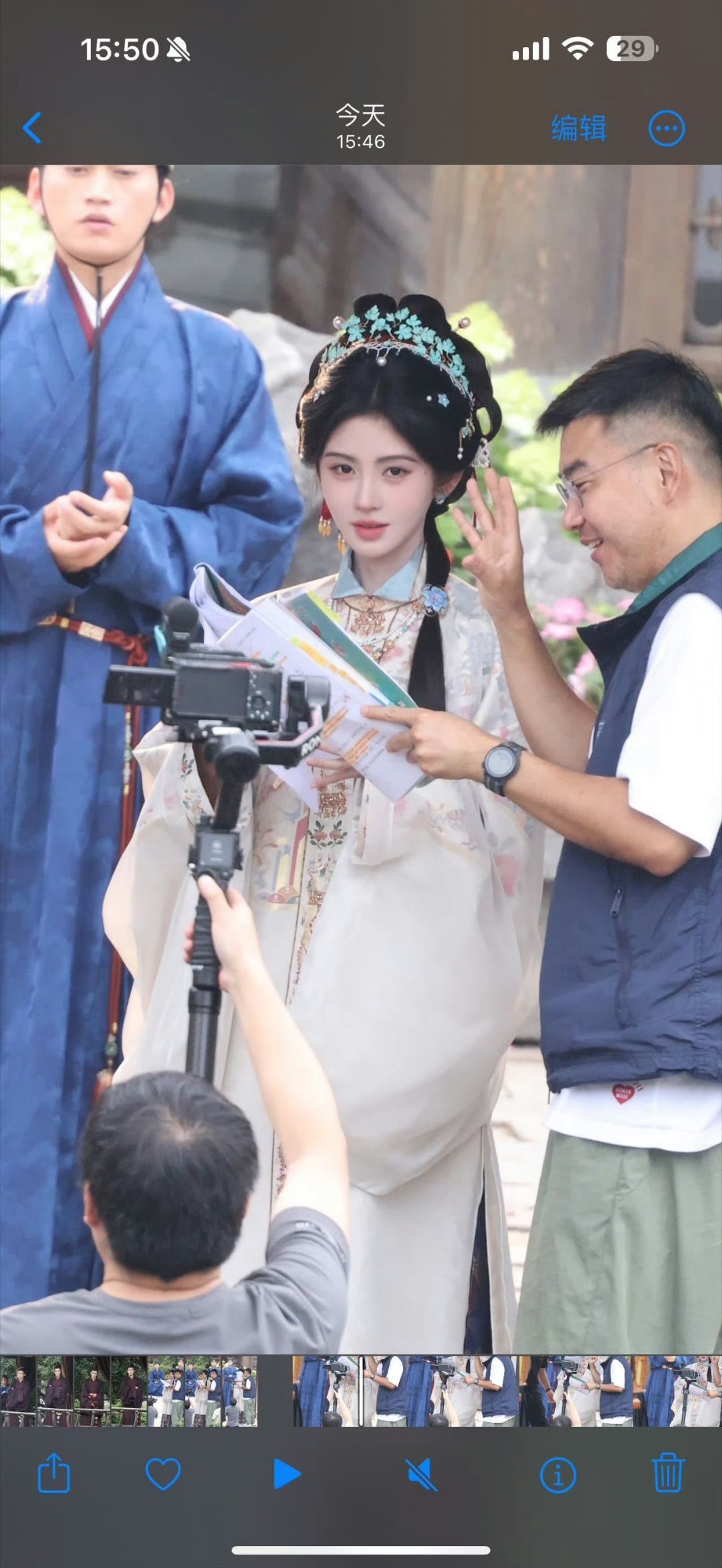 就这样萌萌的盯着你 