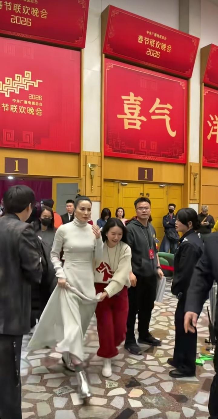 你们喜欢王菲的歌？她的歌后劲大，我才刚读懂并爱上世界赠予我的。[赞][赞][赞]