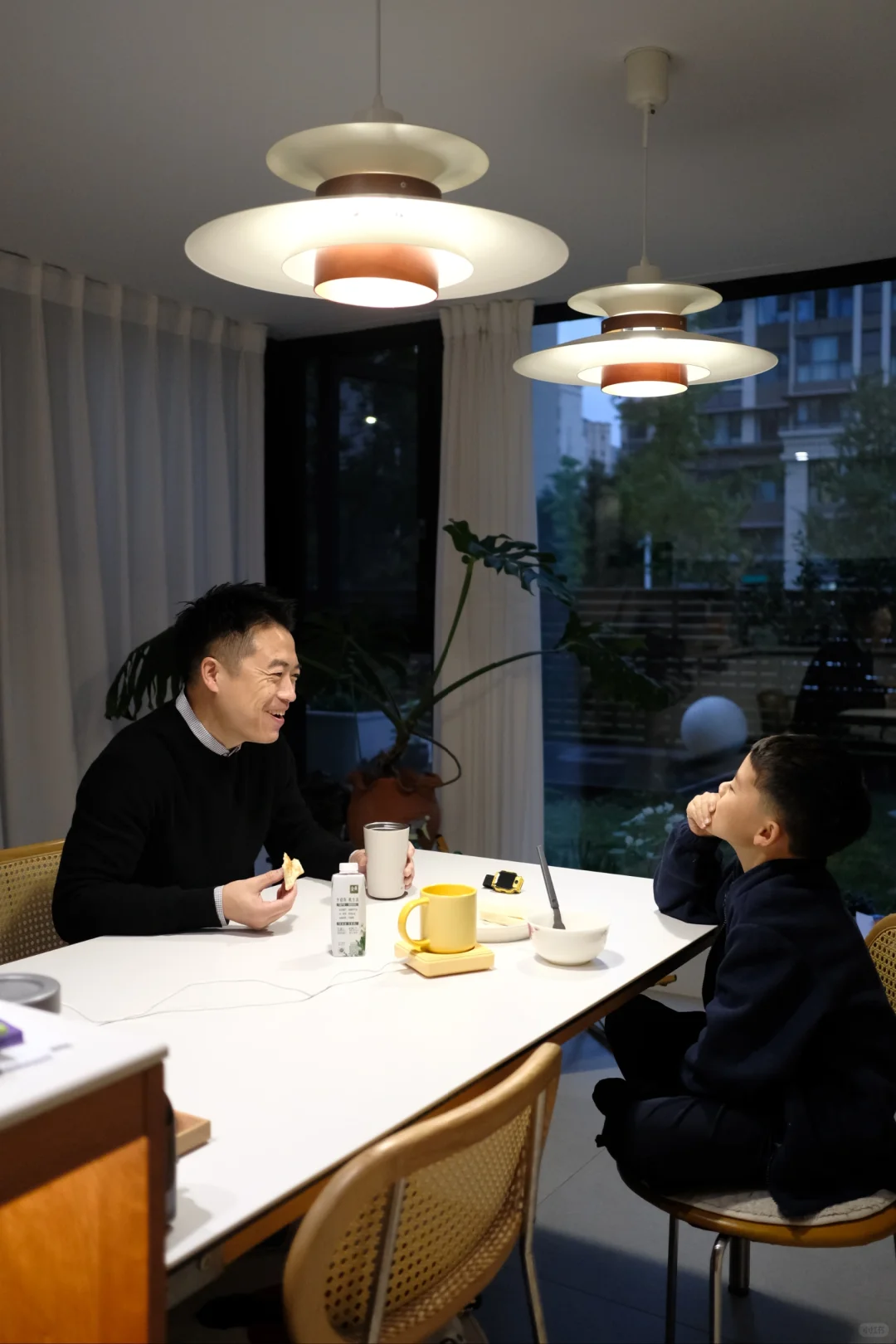 爸爸得陪着吃早饭！