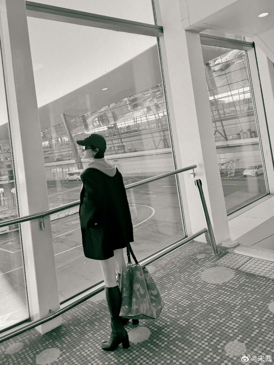 宋茜宋茜杭州打卡西湖醋鱼宋茜杭州必打卡西湖醋鱼 宋茜玩得开心~ 