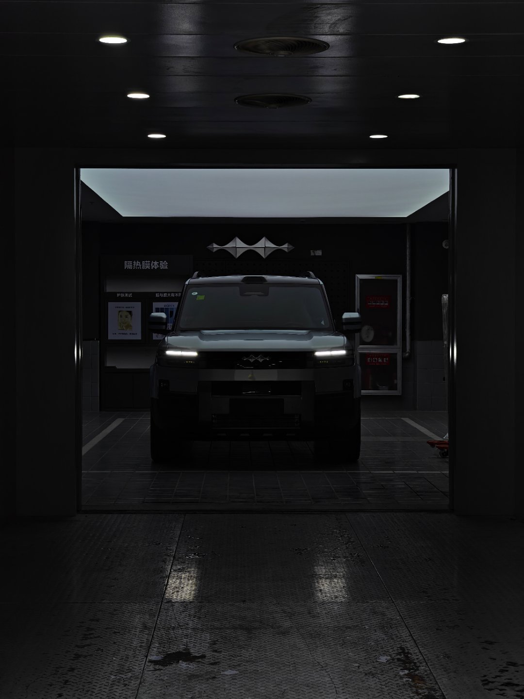 昨天拍了一张钛7在贴膜房里的照片钛7还是帅啊！满屏霸气 