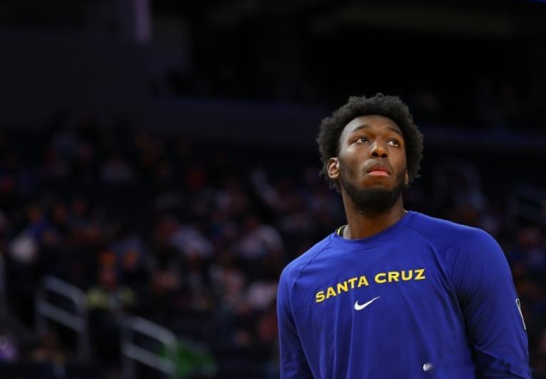 近日，阿里纳斯在节目中讨论了勇士王朝的终结。他说：“时代结束了。人们没意识到榜眼