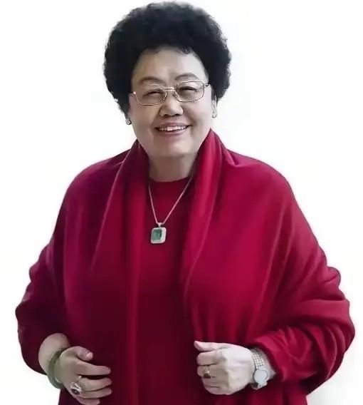 陈丽华身家千亿，最后一年在医院花了三百万。
当年报纸写她，标题都是女首富。