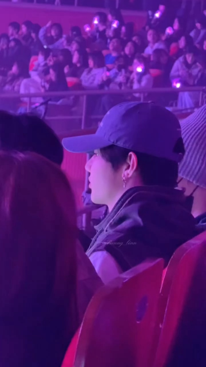 哦莫 章昊去看了close your eyes的演唱会！！章昊去看了close 