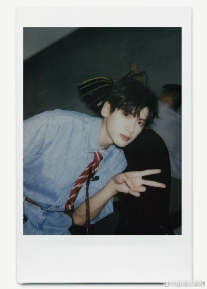 翟潇闻比耶拍立得确实是非常帅气了，大家快来看看，翟潇闻终于营业了！这组照片一下子