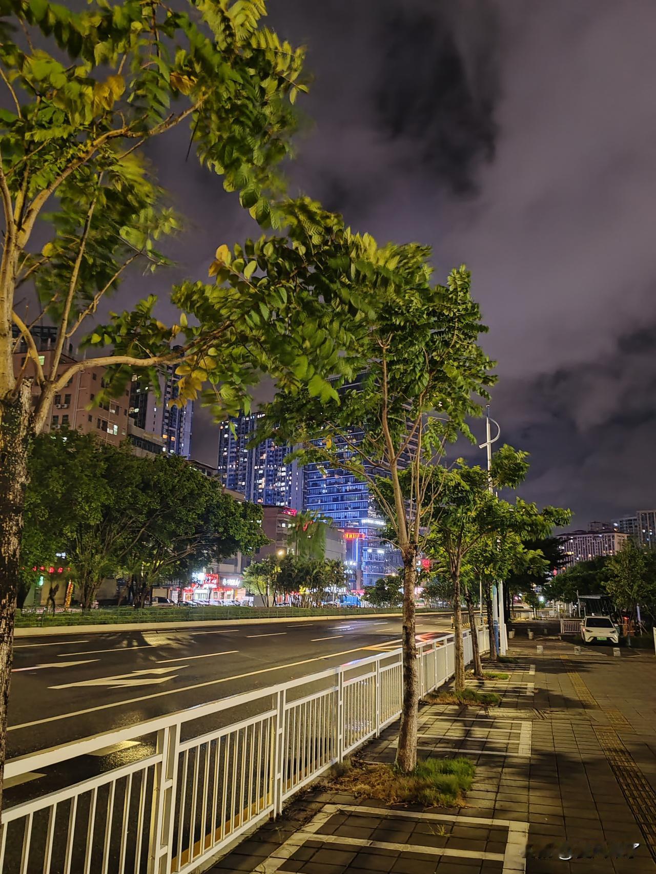 台风前的大亚湾。随着“桦加沙”的越来越近，现在却是异常的平静。微风无雨，走在往日