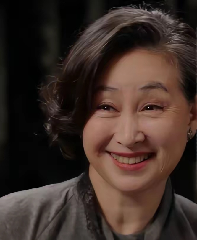 但凡明眼人都能看出来，何超琼这次愿意屈尊，陪章泽天聊107分钟，根本不是冲着章泽