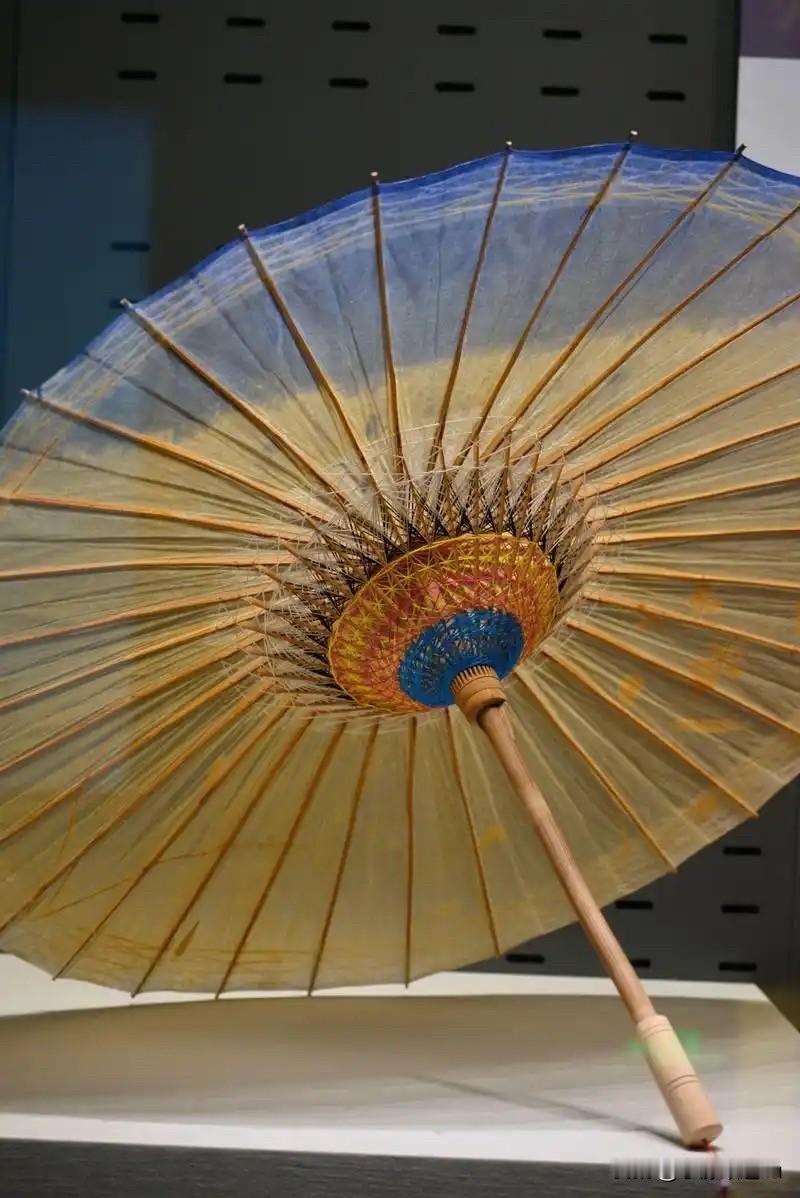 一把伞

清道光年间，杭州有个伞匠叫陈守拙，名字叫守拙，人确实也拙——做伞慢，说