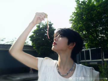 陈奕恒运动风男高 傍晚球场余晖落在身上，运动穿搭柔和了轮廓，温柔又有朝气，氛围感
