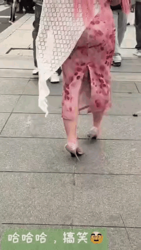 真是不看不知道
看完心惊肉也跳
不得不佩服这位穿高跟鞋的女人
有她这样认准的事就