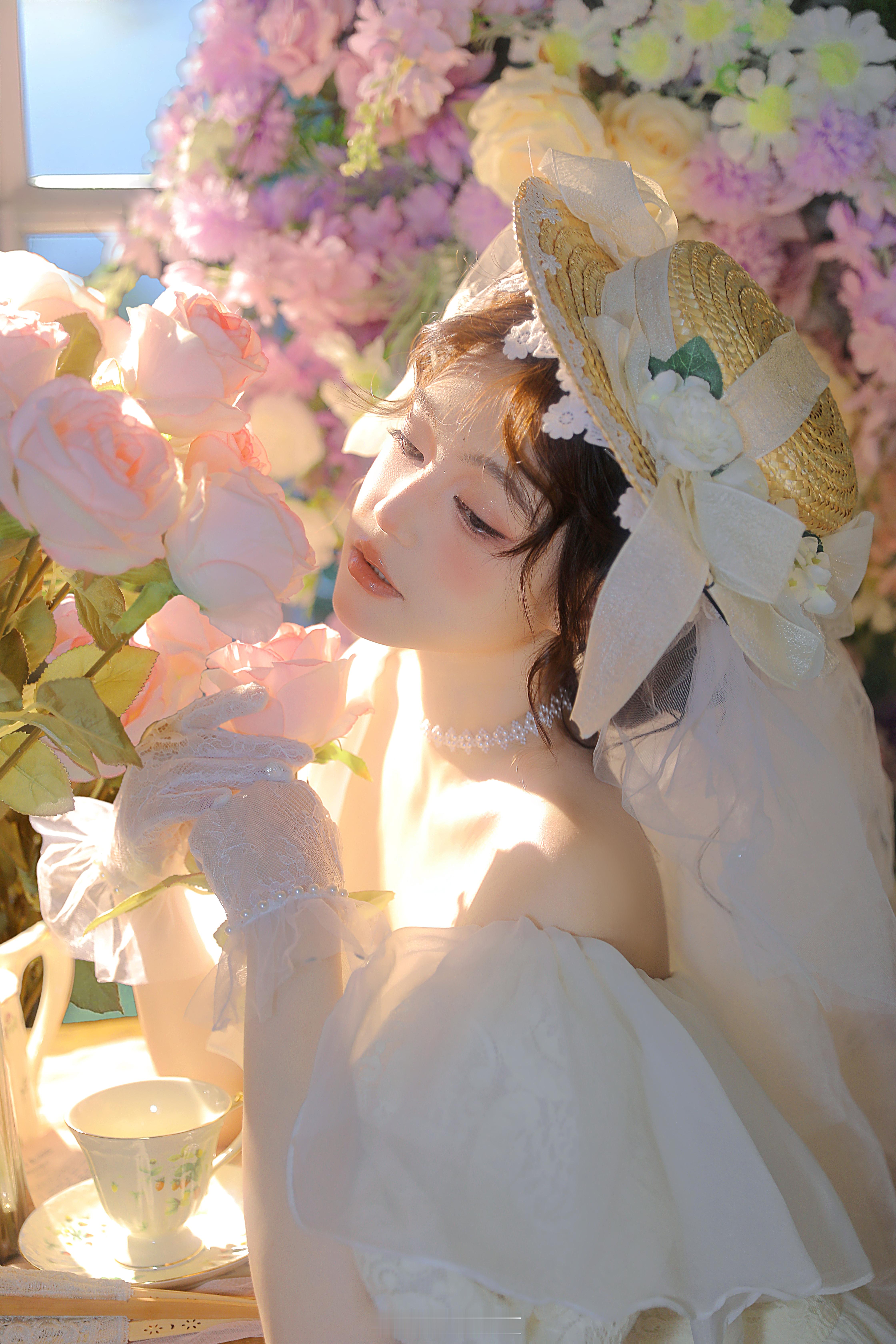 被鲜花包围的轻婚纱写真太绝了！摄影师出镜成都约拍[超话]成都自拍馆少女写真法式写