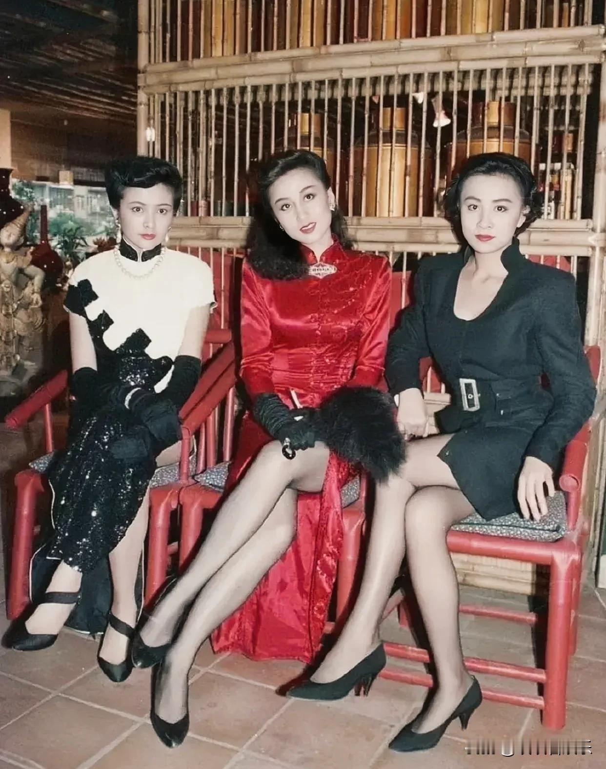 90年代三个女港星合影，右边是关之琳icon，站c位的惊艳到我了，穿着红色的旗袍