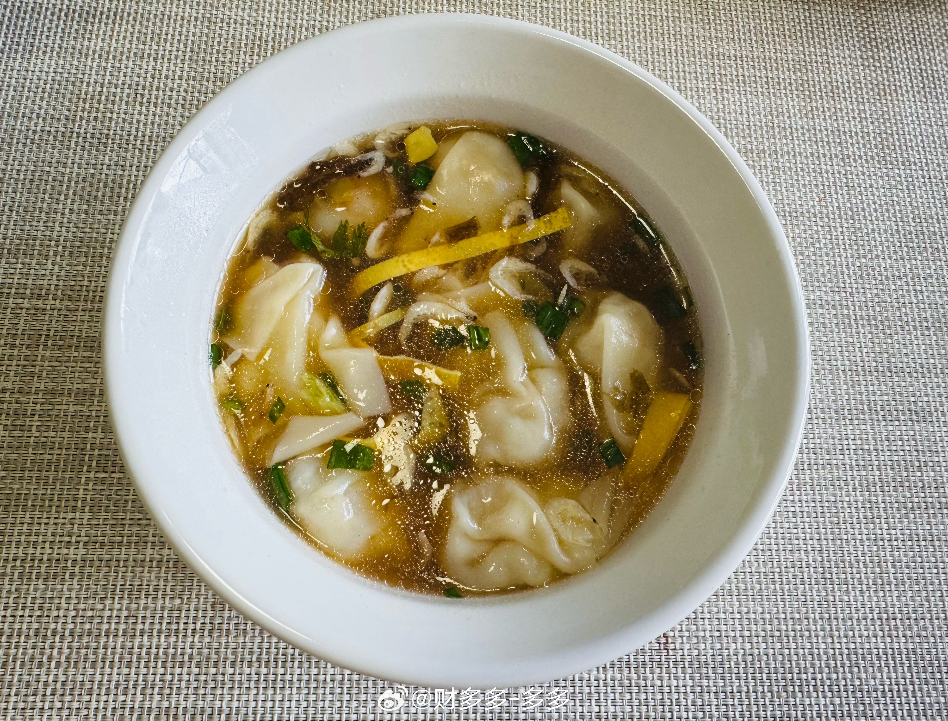 早饭一碗小馄饨，必须加满醋✌️ 